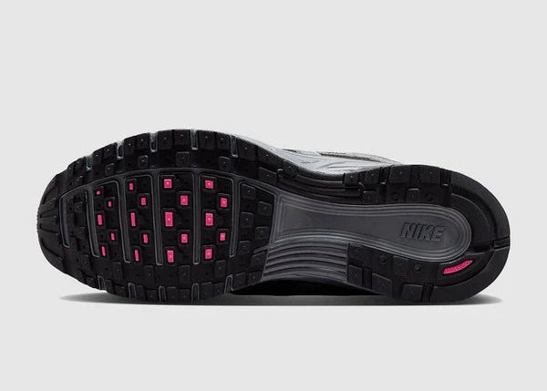 Nike P-6000 Anthracite Black Pink grise et noire avec tige en mesh, empiècements multicouches et détails Hyper Pink.