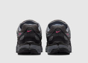 Nike P-6000 Anthracite Black Pink grise et noire avec tige en mesh, empiècements multicouches et détails Hyper Pink.