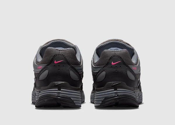 Nike P-6000 Anthracite Black Pink grise et noire avec tige en mesh, empiècements multicouches et détails Hyper Pink.