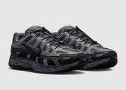 Nike P-6000 Anthracite Black Pink grise et noire avec tige en mesh, empiècements multicouches et détails Hyper Pink.