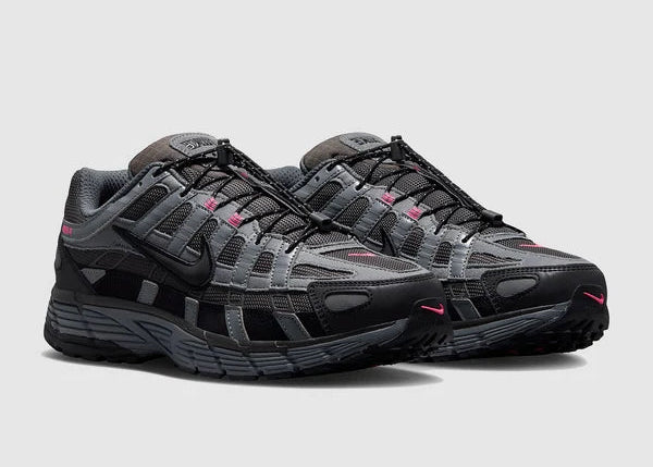 Nike P-6000 Anthracite Black Pink grise et noire avec tige en mesh, empiècements multicouches et détails Hyper Pink.