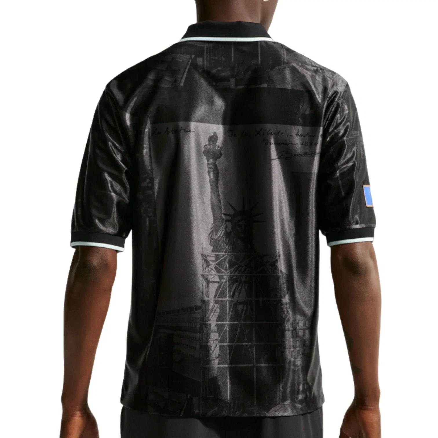 Nike France 2026 Dri-FIT Energy Top, haut Nike de l'Équipe de France avec technologie Dri-FIT, design rétro inspiré des années 90 et tissu respirant vu de dos. 