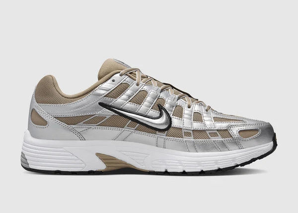 Nike P-6000 Khaki Metallic Silver kaki et argentée avec tige en mesh, empiècements métallisés et semelle rétro-running.