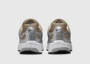Nike P-6000 Khaki Metallic Silver kaki et argentée avec tige en mesh, empiècements métallisés et semelle rétro-running.