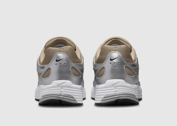 Nike P-6000 Khaki Metallic Silver kaki et argentée avec tige en mesh, empiècements métallisés et semelle rétro-running.