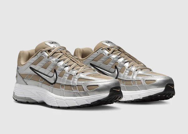 Nike P-6000 Khaki Metallic Silver kaki et argentée avec tige en mesh, empiècements métallisés et semelle rétro-running.