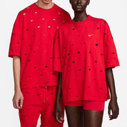 Jacquemus x Nike Le Swoosh T-shirt Dark Red à manches courtes, coloris rouge foncé, col rond et détail Swoosh Nike revisité dans l'univers minimaliste de Jacquemus porté de face. 