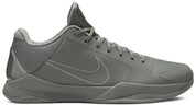 Image de la Nike Kobe 6 Black Mamba Collection Fade To Black, sneaker de basketball gris anthracite texturée en écaille de serpent, semelle Zoom Air et finitions dorées.Vue de coté 