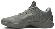 Image de la Nike Kobe 6 Black Mamba Collection Fade To Black, sneaker de basketball gris anthracite texturée en écaille de serpent, semelle Zoom Air et finitions dorées.Vue de coté intérieur 
