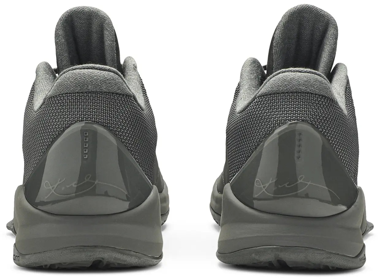 Image de la Nike Kobe 6 Black Mamba Collection Fade To Black, sneaker de basketball gris anthracite texturée en écaille de serpent, semelle Zoom Air et finitions dorées.Vue arrière 