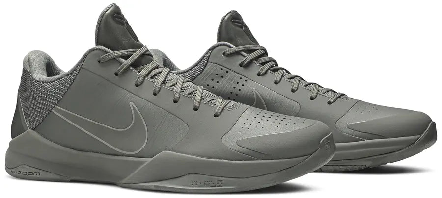 Image de la Nike Kobe 6 Black Mamba Collection Fade To Black, sneaker de basketball gris anthracite texturée en écaille de serpent, semelle Zoom Air et finitions dorées.Vue de coté