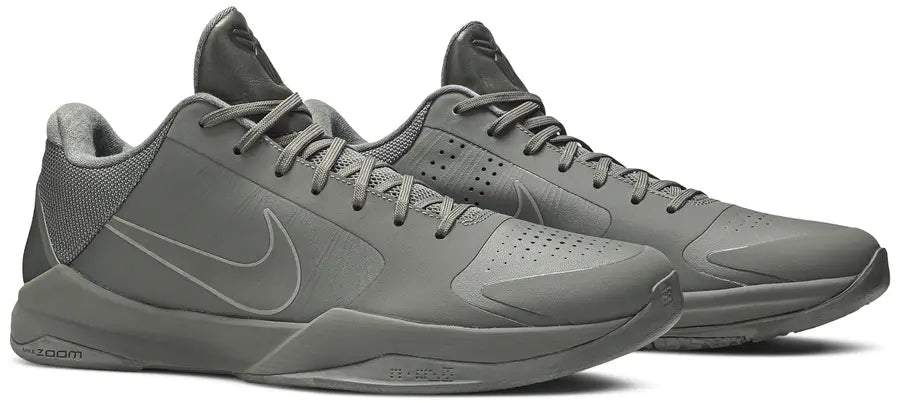 Image de la Nike Kobe 6 Black Mamba Collection Fade To Black, sneaker de basketball gris anthracite texturée en écaille de serpent, semelle Zoom Air et finitions dorées.Vue de coté