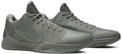 Image de la Nike Kobe 6 Black Mamba Collection Fade To Black, sneaker de basketball gris anthracite texturée en écaille de serpent, semelle Zoom Air et finitions dorées.Vue de coté