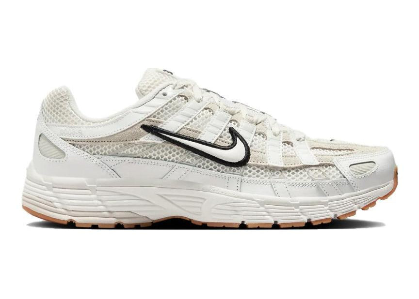 Nike P-6000 Premium Summit White crème avec tige en mesh, empiècements en cuir Light Bone et Phantom, Swoosh noir et semelle gomme.