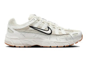 Nike P-6000 Premium Summit White crème avec tige en mesh, empiècements en cuir Light Bone et Phantom, Swoosh noir et semelle gomme.