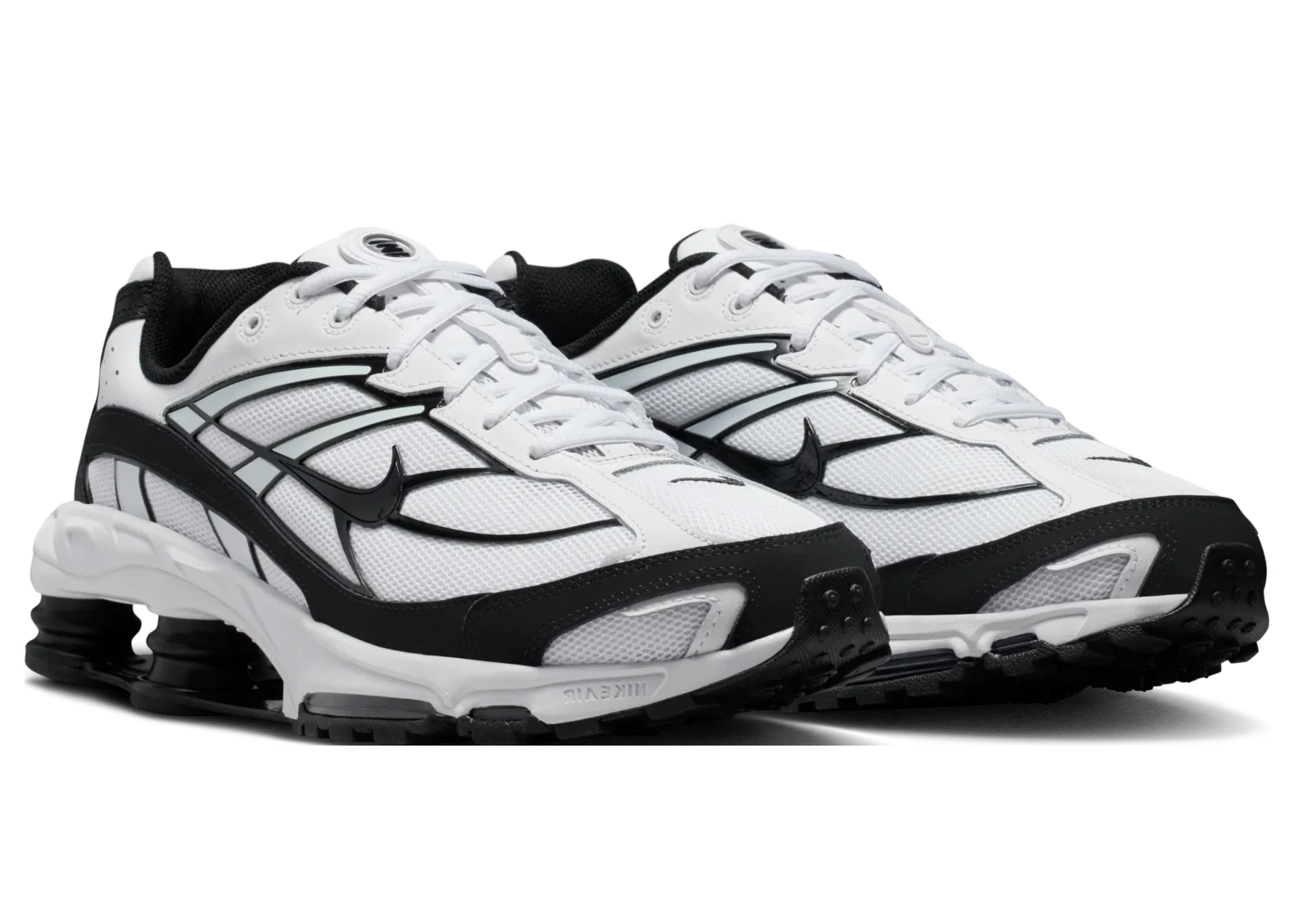 Nike Shox Ride 2 White Black avec tige en mesh respirant blanc, empiècements synthétiques noirs, amorti Nike Shox au talon et semelle extérieure en caoutchouc vue de 3/4 face. 
