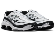 Nike Shox Ride 2 White Black avec tige en mesh respirant blanc, empiècements synthétiques noirs, amorti Nike Shox au talon et semelle extérieure en caoutchouc vue de 3/4 face. 