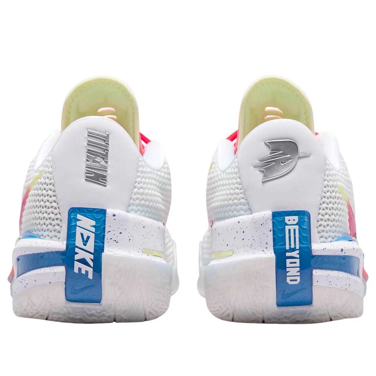 Nike Air Zoom GT Cut Titan x Dylan Harper White Multi, chaussure de basketball Nike blanche multicolore avec technologie Zoom Air et détails Titan x Dylan Harper vue de derrière. 