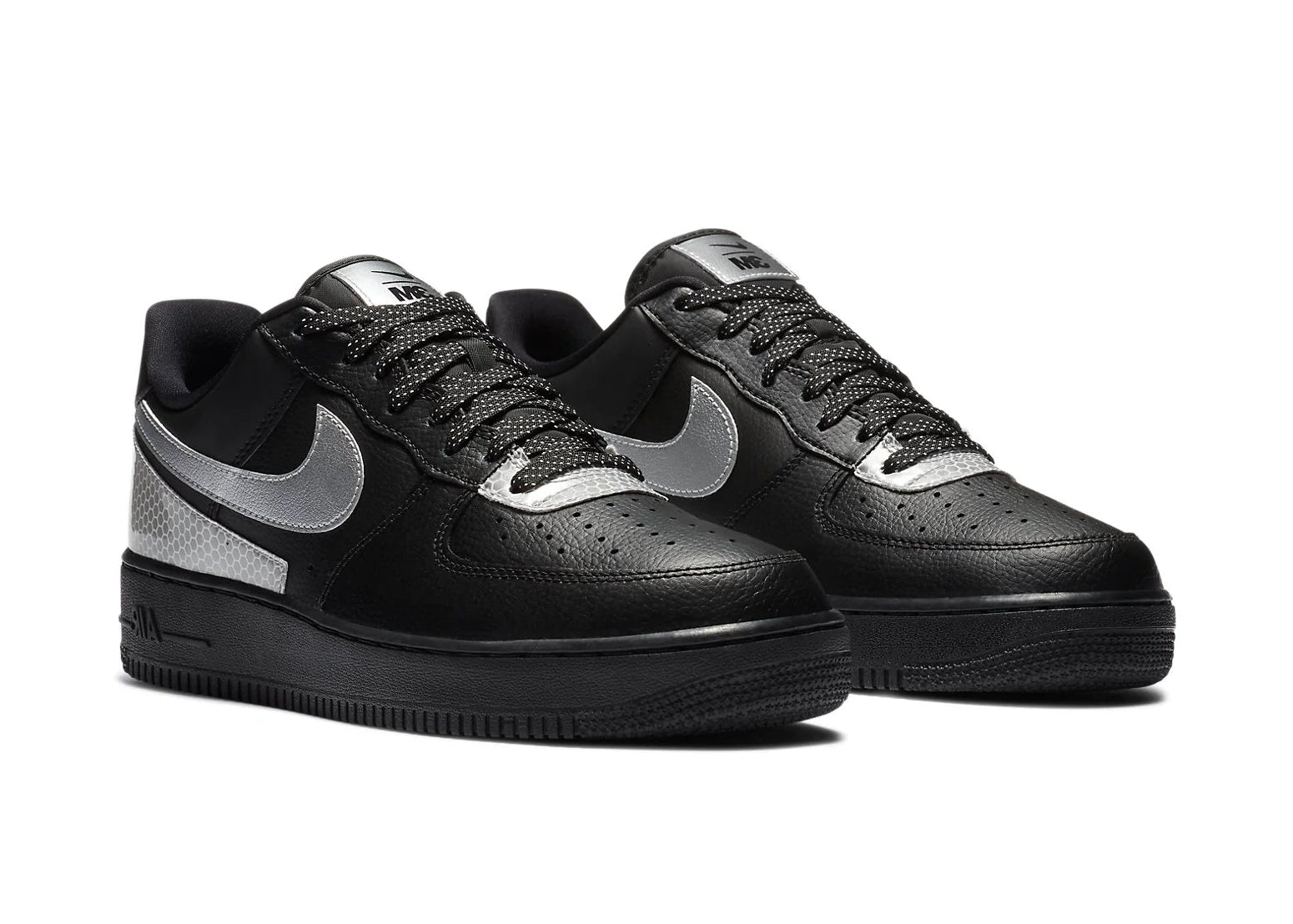 Nike Air Force 1 Low 3M Black, sneaker noire en cuir avec Swoosh argenté et empiècements réfléchissants 3M Metallic Silver vue de 3/4 face. 