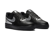 Nike Air Force 1 Low 3M Black, sneaker noire en cuir avec Swoosh argenté et empiècements réfléchissants 3M Metallic Silver vue de 3/4 face. 