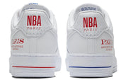 Nike Air Force 1 Low NBA Paris Game, sneaker Nike Air Force 1 Low inspirée du NBA Paris Game avec amorti Nike Air et finitions premium vue de derrière. 