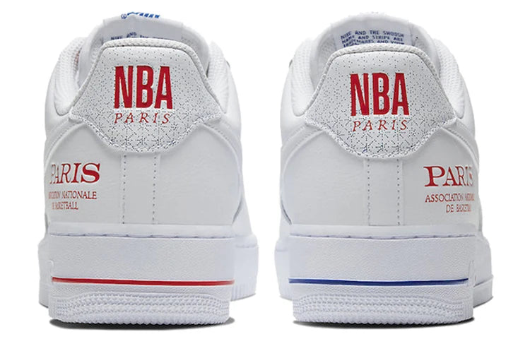 Nike Air Force 1 Low NBA Paris Game, sneaker Nike Air Force 1 Low inspirée du NBA Paris Game avec amorti Nike Air et finitions premium vue de derrière. 
