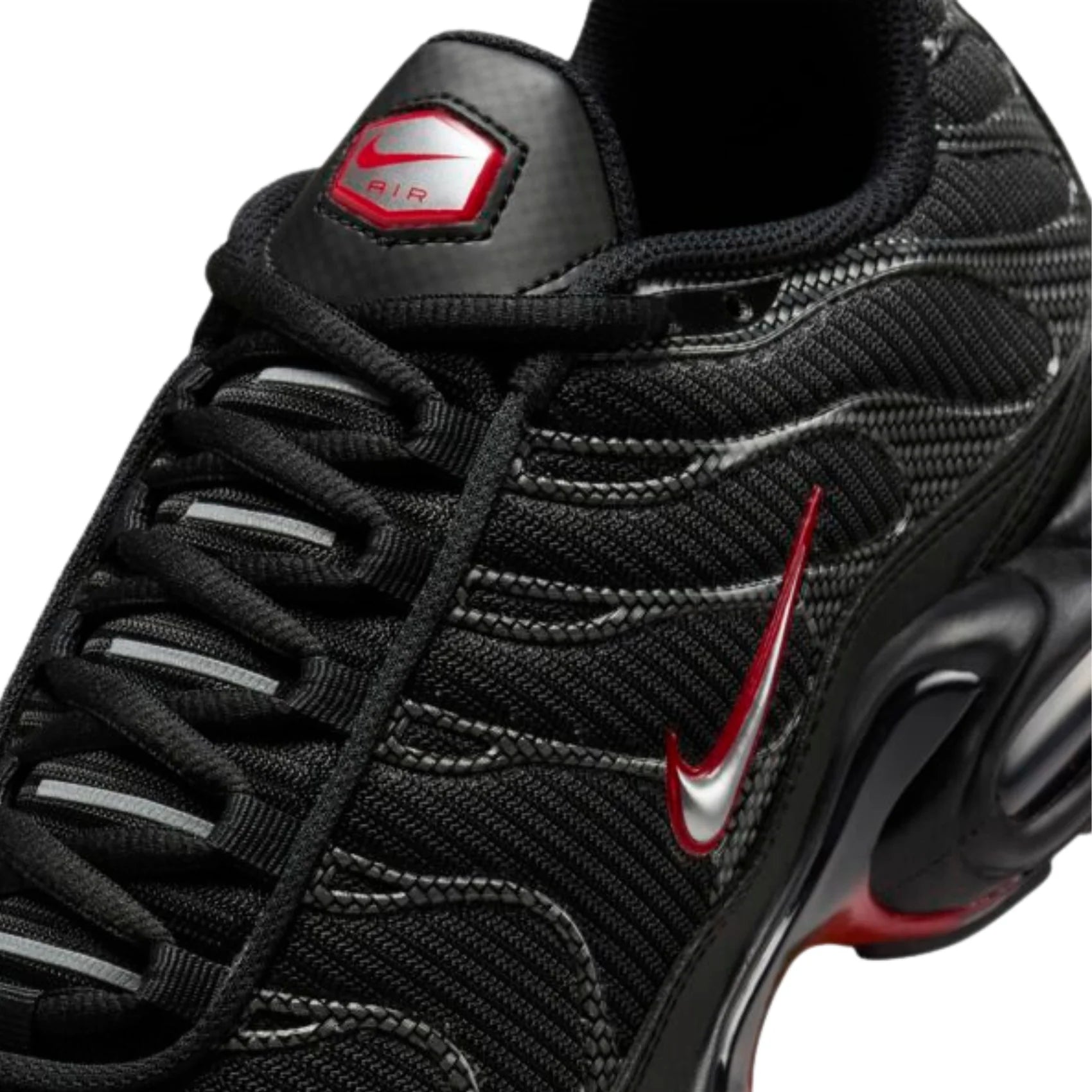 Nike Air Max Plus Black Red Metallic HF4293-001 – sneaker noire avec détails rouges et argentés, amorti Tuned Air et cage TPU iconique . Vue zoomer avant