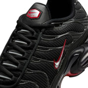 Nike Air Max Plus Black Red Metallic HF4293-001 – sneaker noire avec détails rouges et argentés, amorti Tuned Air et cage TPU iconique . Vue zoomer avant