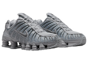 Nike Shox TL Wolf Grey Iron Grey avec tige en mesh respirant, renforts synthétiques Wolf Grey et Iron Grey et semelle Nike Shox intégrale offrant amorti et stabilité vue de 3/4 face. 