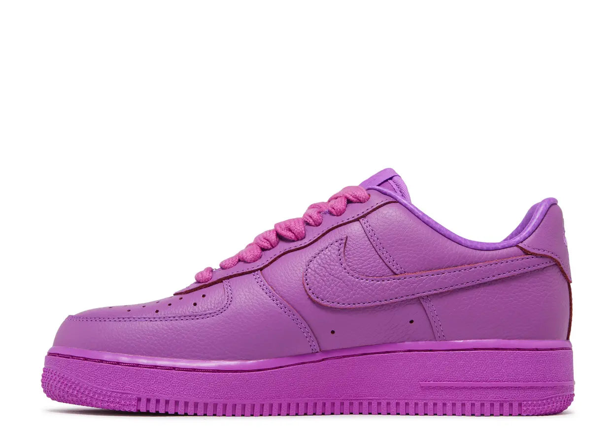 Sneakers Nike Air Force 1 Low Cactus Plant Flea Market fuchsia en cuir premium avec volumes sculpturaux et amorti Air iconique
