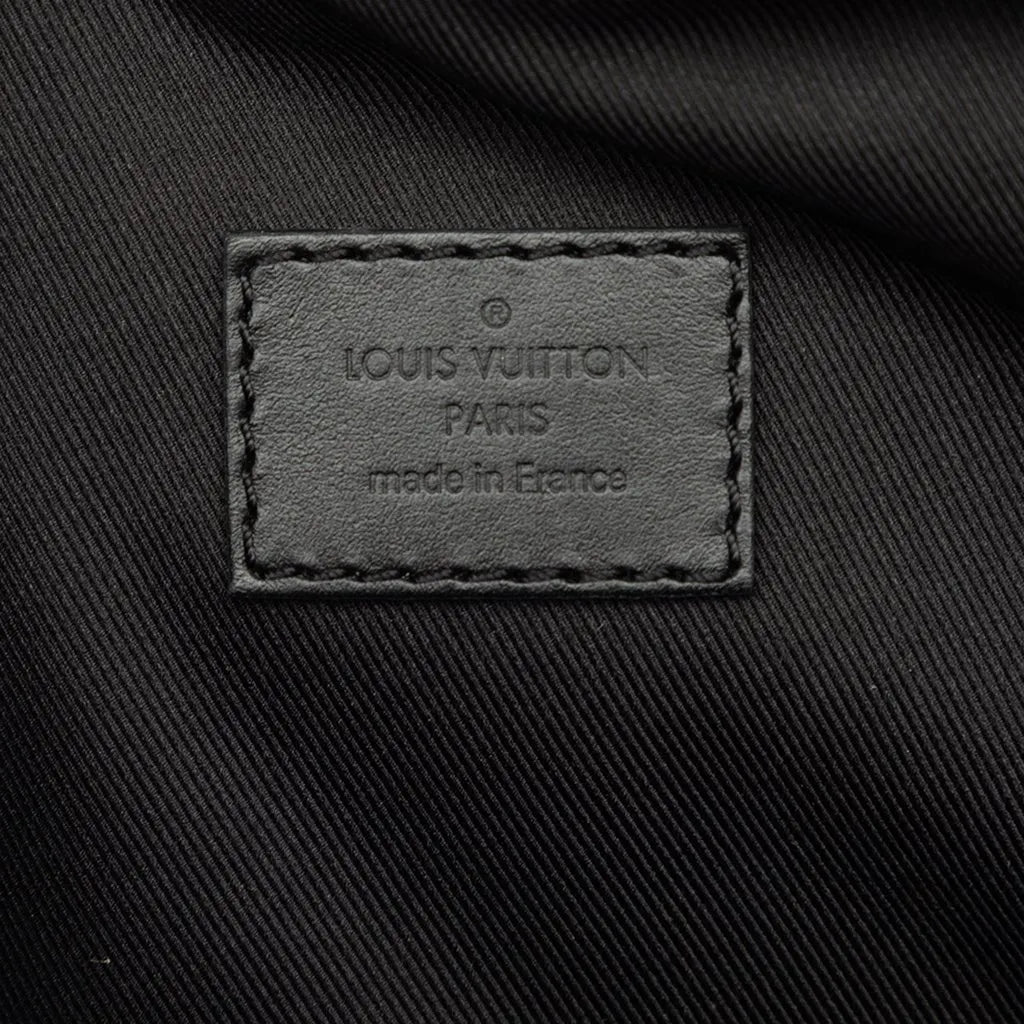 Louis Vuitton Handle Soft Trunk Monogram Macassar Brown, sac Louis Vuitton rectangulaire en toile Monogram marron avec finitions noires, poignée supérieure et bandoulière.
