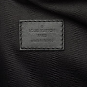 Louis Vuitton Handle Soft Trunk Monogram Macassar Brown, sac Louis Vuitton rectangulaire en toile Monogram marron avec finitions noires, poignée supérieure et bandoulière.