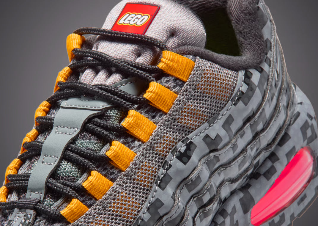 Sneaker Nike Air Max 95 LEGO Pixel Camo avec motif camouflage pixelisé inspiré de LEGO, unités Air visibles et design rétro-running iconique.