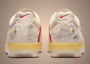 Sneaker Nike Cryoshot CTR360 Maestri II G-Dragon Peaceminusone Natural University Red avec tige crème, accents rouges, détails floraux signature et semelle Cryoshot futuriste.