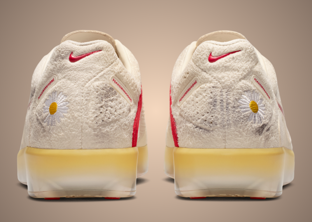 Sneaker Nike Cryoshot CTR360 Maestri II G-Dragon Peaceminusone Natural University Red avec tige crème, accents rouges, détails floraux signature et semelle Cryoshot futuriste.