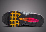 Sneaker Nike Air Max 95 LEGO Pixel Camo avec motif camouflage pixelisé inspiré de LEGO, unités Air visibles et design rétro-running iconique.