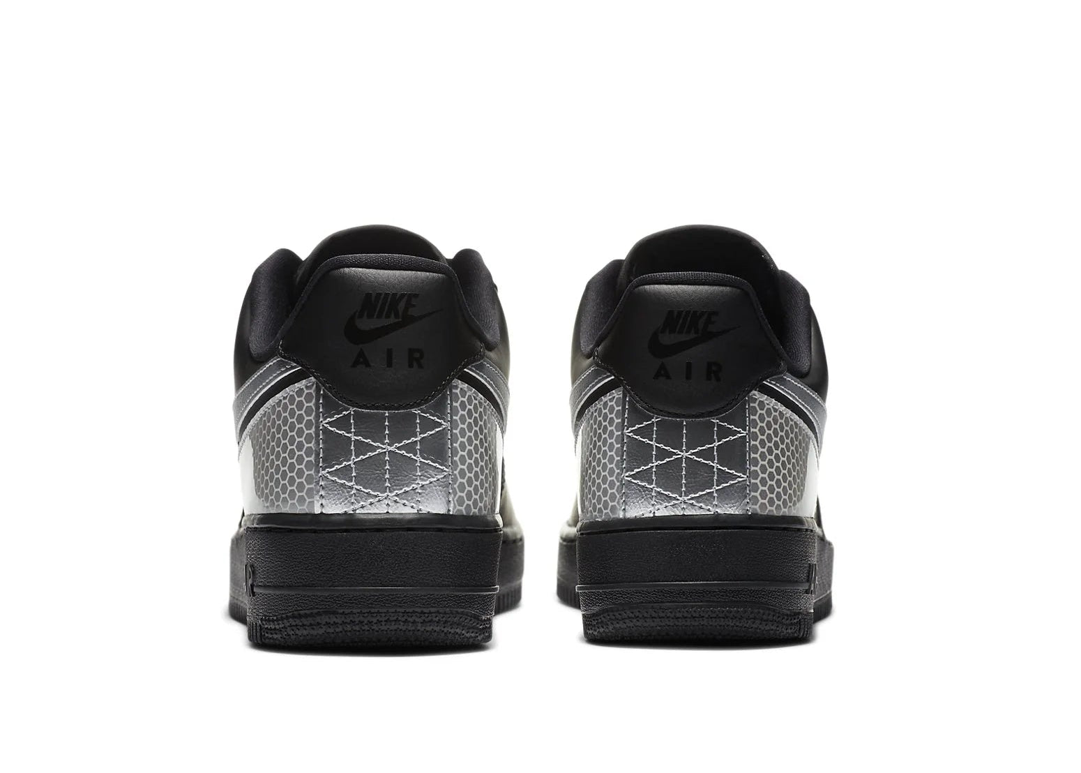 Nike Air Force 1 Low 3M Black, sneaker noire en cuir avec Swoosh argenté et empiècements réfléchissants 3M Metallic Silver vue de derrière. 