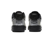 Nike Air Force 1 Low 3M Black, sneaker noire en cuir avec Swoosh argenté et empiècements réfléchissants 3M Metallic Silver vue de derrière. 