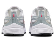 Nike Initiator Silver Red blanche et argentée avec détails Cherry rouges, empeigne rétro-running et semelle intermédiaire amortissante vue de derrière. 