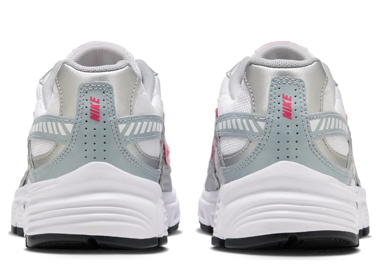 Nike Initiator Silver Red blanche et argentée avec détails Cherry rouges, empeigne rétro-running et semelle intermédiaire amortissante vue de derrière. 