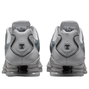 Nike Shox TL Wolf Grey Iron Grey avec tige en mesh respirant, renforts synthétiques Wolf Grey et Iron Grey et semelle Nike Shox intégrale offrant amorti et stabilité vue de derrière. 