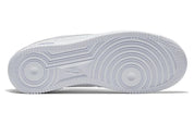 Nike Air Force 1 Low NBA Paris Game, sneaker Nike Air Force 1 Low inspirée du NBA Paris Game avec amorti Nike Air et finitions premium vue de dessous. 
