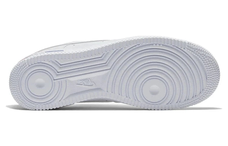 Nike Air Force 1 Low NBA Paris Game, sneaker Nike Air Force 1 Low inspirée du NBA Paris Game avec amorti Nike Air et finitions premium vue de dessous. 