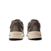 New Balance 740N JJJJound Mushroom, sneaker rétro-running beige et marron issue de la collaboration JJJJound x New Balance avec tige en mesh vue de derrière. 