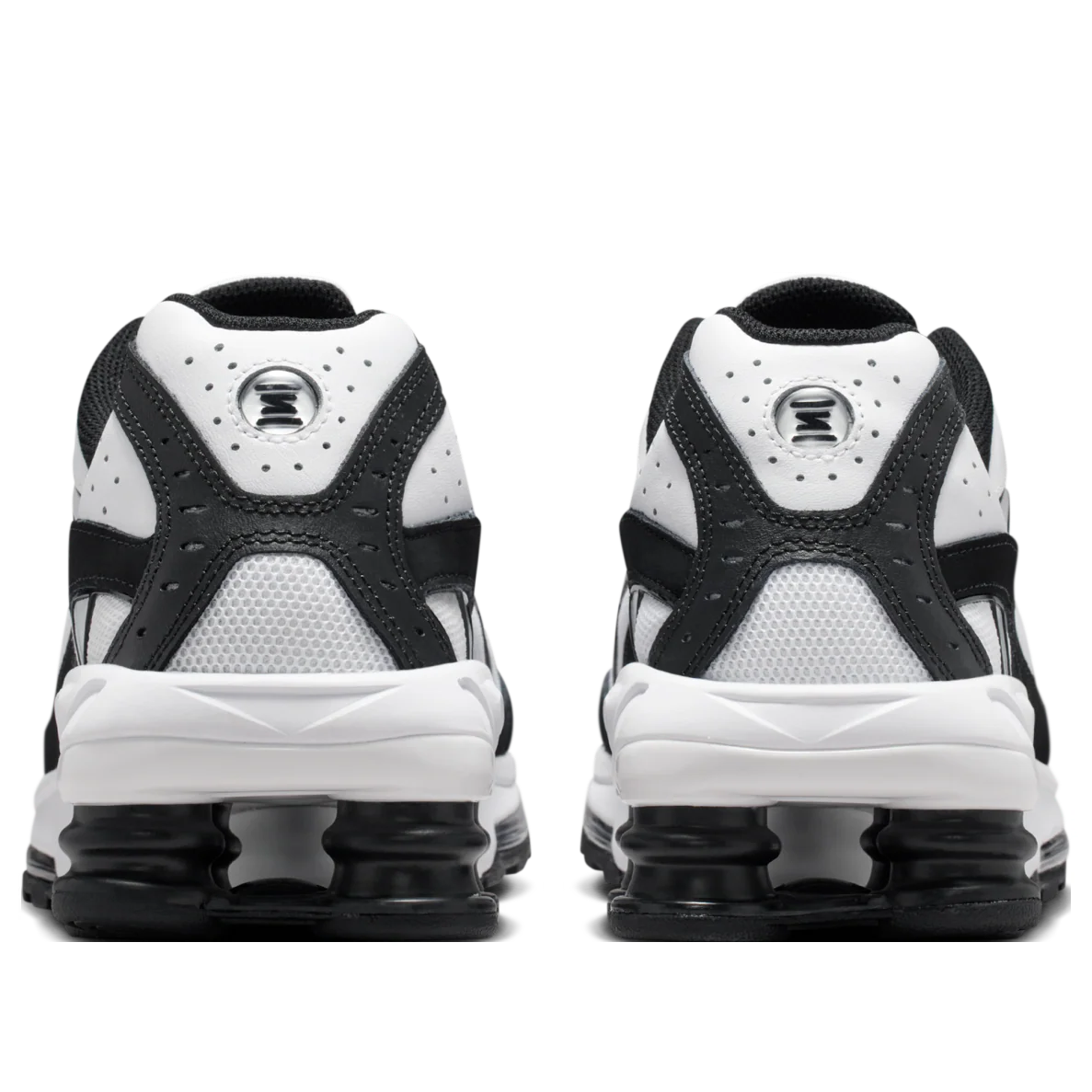 Nike Shox Ride 2 White Black avec tige en mesh respirant blanc, empiècements synthétiques noirs, amorti Nike Shox au talon et semelle extérieure en caoutchouc vue de derrière. 