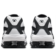 Nike Shox Ride 2 White Black avec tige en mesh respirant blanc, empiècements synthétiques noirs, amorti Nike Shox au talon et semelle extérieure en caoutchouc vue de derrière. 