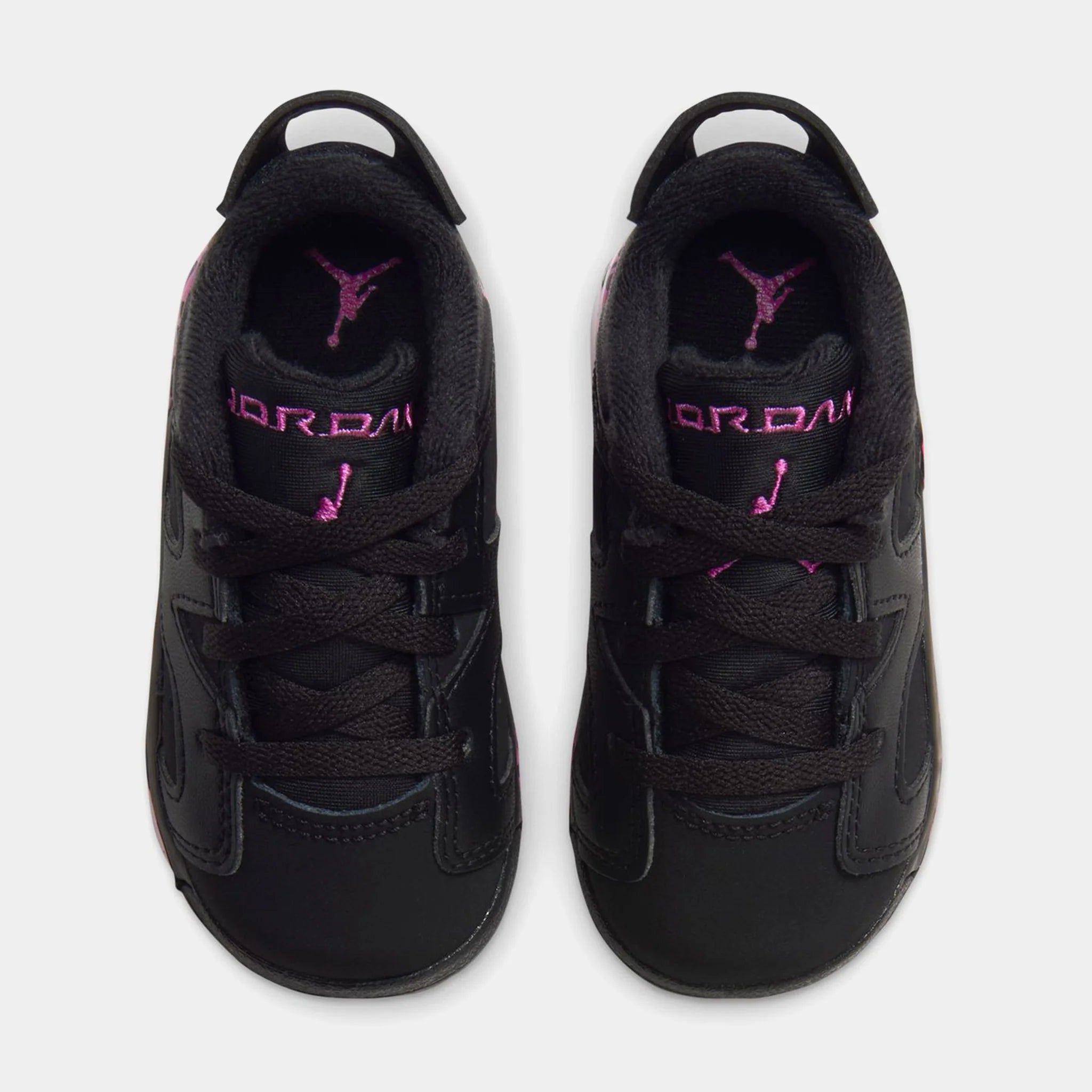 Air Jordan 6 Retro Low Black Fierce Pink (TD) IQ5607-001 en cuir noir avec accents Fierce Pink, boucle talon et semelle caoutchouc.