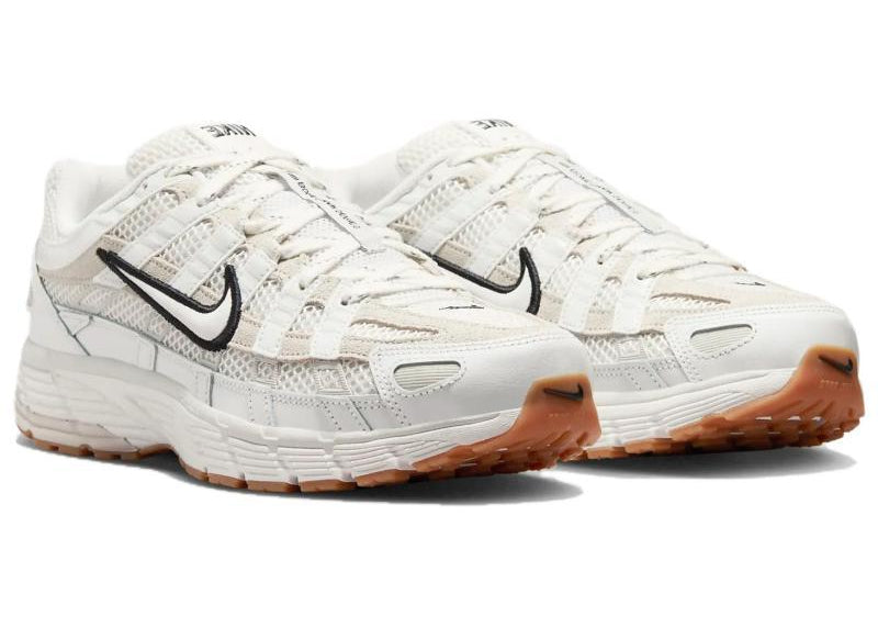 Nike P-6000 Premium Summit White crème avec tige en mesh, empiècements en cuir Light Bone et Phantom, Swoosh noir et semelle gomme.