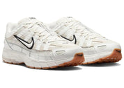 Nike P-6000 Premium Summit White crème avec tige en mesh, empiècements en cuir Light Bone et Phantom, Swoosh noir et semelle gomme.