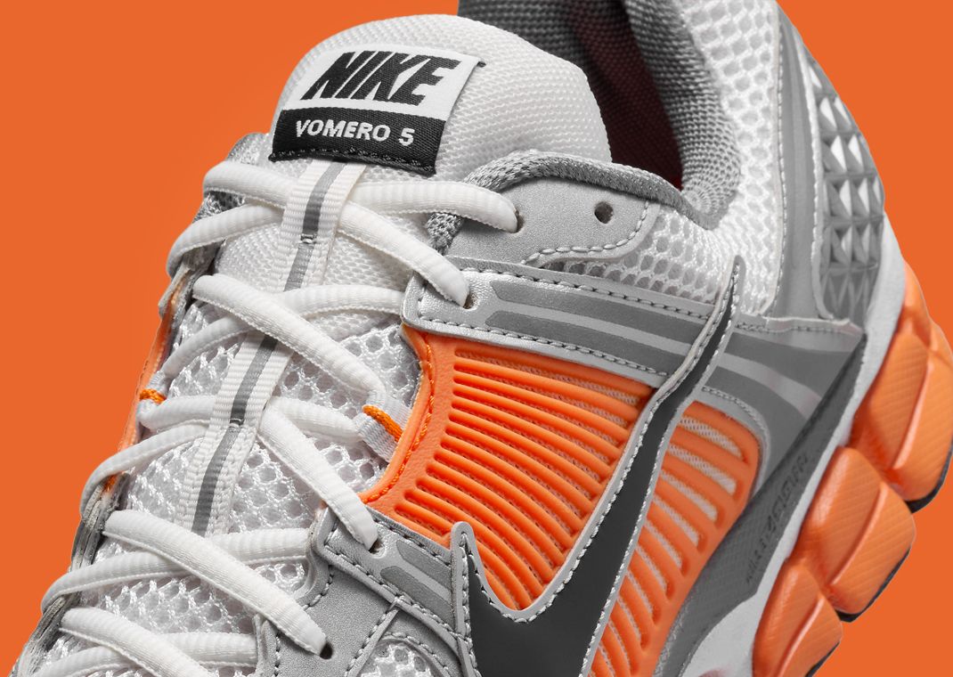 Nike Zoom Vomero 5 en mesh respirant avec renforts synthétiques, coloris Platinum Tint et accents Safety Orange, amorti Zoom Air réactif. zoom avant de la chaussure